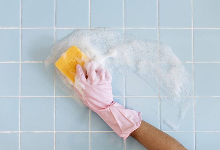Qué técnicas utilizar para limpiar y desinfectar el baño
